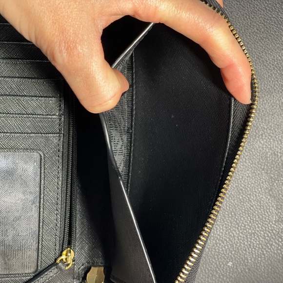 Authentic Michael Kors leather wallet. - Picture 5 of 6